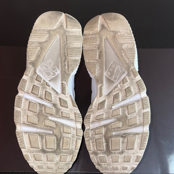 Nike Air Huarache Triple White Sneakers All White Low Top Running Shoes Size 9.5 - Picture 7 of 9